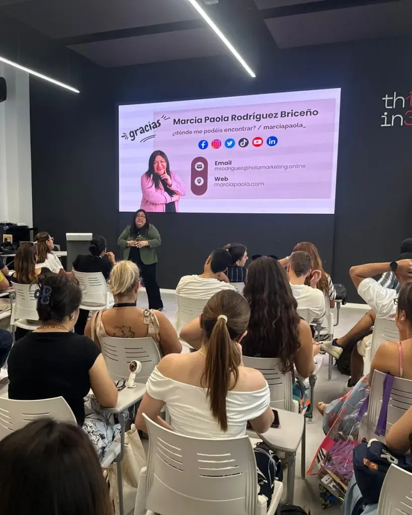 Marcia Paola explicando marketing e IA a un grupo de profesionales